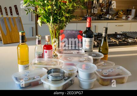 Un menu di degustazione di 7 portate per il giorno di San Valentino con vini abbinati da preparare a casa dallo chef Paul Wedgwood, Scozia, Regno Unito Foto Stock