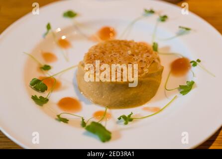 Ottimo piatto da pranzo di aragosta creme brulee con parmigiano croccante dallo chef Paul Wedgwood, Scozia, Regno Unito Foto Stock