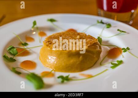 Ottimo piatto da pranzo di aragosta creme brulee con parmigiano croccante dallo chef Paul Wedgwood, Scozia, Regno Unito Foto Stock