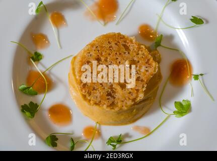 Ottimo piatto da pranzo di aragosta creme brulee con parmigiano croccante dallo chef Paul Wedgwood, Scozia, Regno Unito Foto Stock