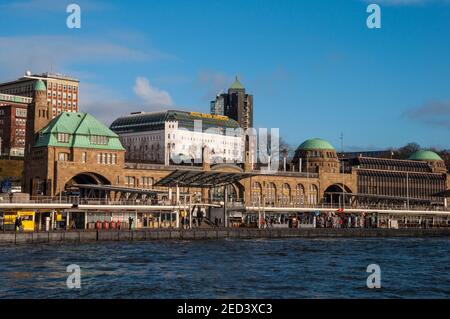 Amburgo Germania - Dicembre 16. 2017: Molo di Landungsbrucken e skyline di Amburgo Foto Stock