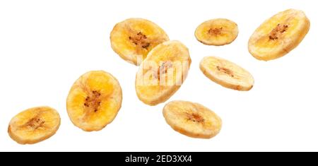 Fettine di banana essiccate in caduta isolate su sfondo bianco Foto Stock