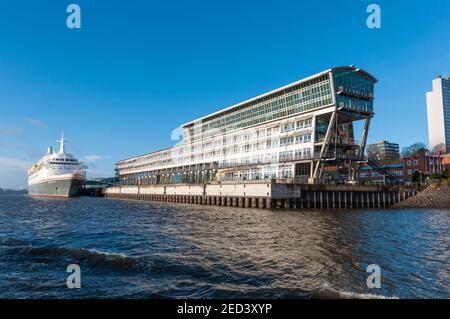 Amburgo Germania - Dicembre 16. 2017: Nave da crociera di fronte al centro di Amburgo Altona Foto Stock