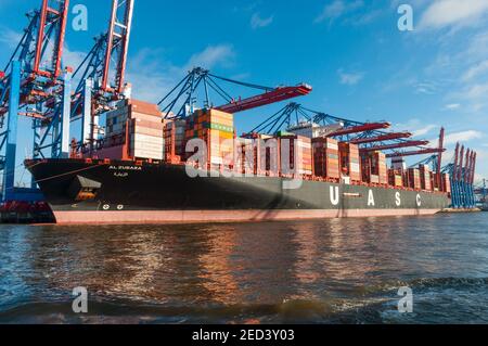 Amburgo Germania - Dicembre 16. 2017: Nave portacontainer al Zubara che è scarica nel porto di Amburgo Foto Stock