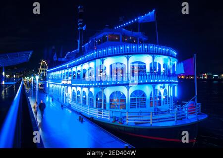 Amburgo Germania - Dicembre 16. 2017: Piroscafo a pale Louisiana Star al molo di Landungsbrucken Foto Stock