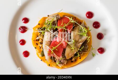 Ottimo piatto da pranzo: Sgombro affumicato, purea di patate dolci e gel di barbabietole dello chef Paul Wedgwood, Scozia, Regno Unito Foto Stock