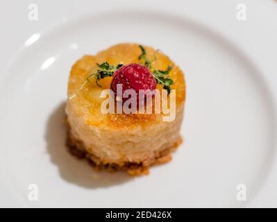 Piatto da dessert: Frangipane alle mandorle e lampone dello chef Paul Wedgwood, Scozia, Regno Unito Foto Stock