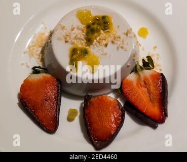 Piatto da dessert: Panna cotta di cocco, passionfruit, gel di ananas e fragole ricoperte di cioccolato dallo chef Paul Wedgwood, Scozia, Regno Unito Foto Stock