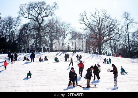 Berlino, Germania. 14 Feb 2021. Germania, Berlino, 14 febbraio 2021: I cavalieri delle slitte possono essere visti mentre la gente gode il fine settimana sotto il sole in Viktoriapark nel distretto di Kreuzberg Berlino il giorno di San Valentino nonostante le restrizioni rigorose di contatto e le misure di Corona in atto a causa della pandemia globale di Covid-19. Un fenomeno meteorologico chiamato scissione polare del vortice ha portato neve e venti ghiacciati a Berlino e Brandeburgo con temperature ben al di sotto del congelamento. (Foto di Jan Scheunert/Sipa USA) Credit: Sipa USA/Alamy Live News Foto Stock