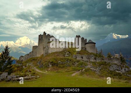 Reutte, Tirolo, Austria - Dezember 28, 2018: Rovine del Castello di Ehrenberg. Fondato nel 1296, questo fu il luogo più famoso dei cavalieri e dei re Foto Stock