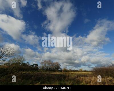 Cielo spettacolare sulla splendida campagna inglese in autunno Foto Stock