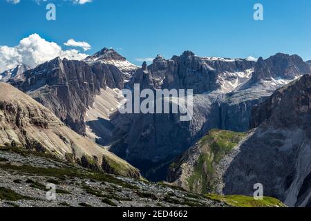 Vista sul gruppo montuoso del Sella (Val Mezdì e picco del Piz Boè). Preso dall'altopiano di Puez. Le Dolomiti Gardena. Alpi Italiane. Europa. Foto Stock