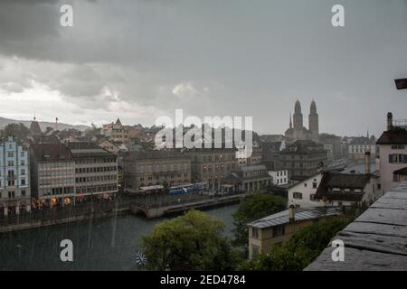 Città vecchia di Zurigo in un giorno piovoso da Lindenhof Foto Stock