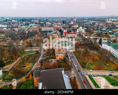 Vista aerea della strada rotonda con auto circolari nella piccola città europea a giorno nuvoloso autunno, regione di Kiev, Ucraina Foto Stock