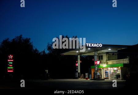 Distributore di benzina Texaco di notte Foto Stock