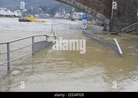 Parcheggio sul lungomare Cochem sotto l'acqua in piena Foto Stock