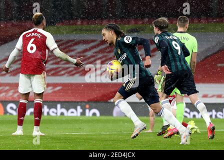 Helder Costa (centro) di Leeds United festeggia il secondo gol della partita durante la partita della Premier League all'Emirates Stadium di Londra. Data immagine: Domenica 14 febbraio 2021. Foto Stock