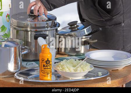 Helsinki Finlandia 14 febbraio 2021. Senape in una casseruola gialla con zuppa di piselli, piatti, sul tavolo. Un piacere per gli ospiti. Foto di alta qualità Foto Stock