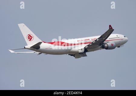 Air Algerie Airbus A330-200 7T-VJY aereo passeggeri partenza e prendere Dall'aeroporto Charles de Gaulle di Parigi Foto Stock