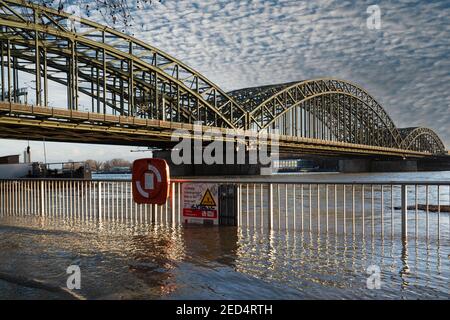 COLONIA, GERMANIA - 4 FEBBRAIO 2021: Acque alte sul fiume Reno a Colonia il 4 febbraio 2021 in Germania Foto Stock