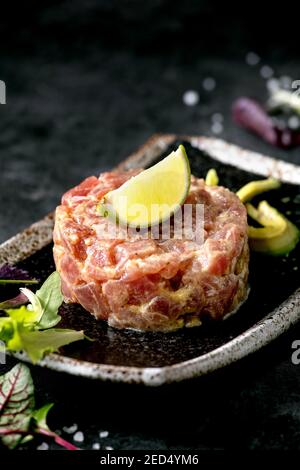 Tartare di tonno con insalata verde Foto Stock