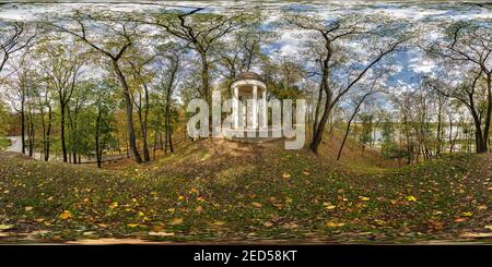 Visualizzazione panoramica a 360 gradi di panorama hdri sferico senza cuciture a 360 gradi dell'autunno foresta o parco con sole luminoso che splende attraverso gli alberi vicino gazebo in calcestruzzo con colonna