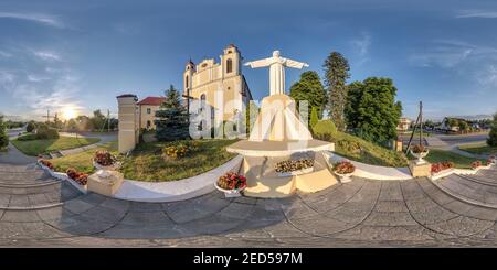 Visualizzazione panoramica a 360 gradi di Panorama hdri sferico completamente senza giunture angolo di 360 gradi vicino alla facciata di architettura decorativa medievale chiesa barocca in sferi equirettangolari