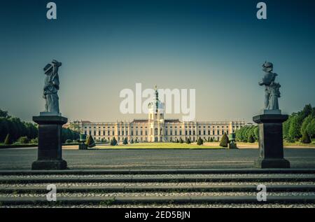 Schloss Charlottenburg Berlin, Nordfassade mit Park Foto Stock