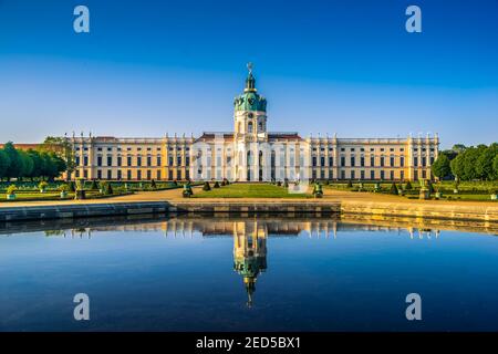 Schloss Charlottenburg Berlin, Nordfassade mit Park Foto Stock