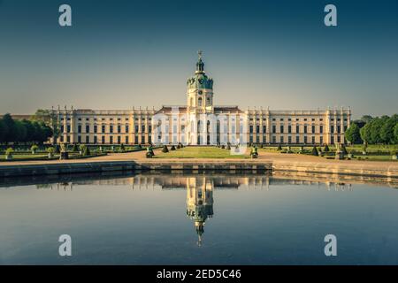 Schloss Charlottenburg Berlin, Nordfassade mit Park Foto Stock