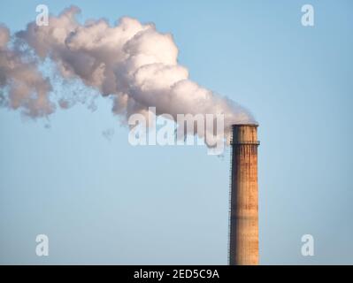 Fumo denso e vapore che esce dal camino industriale. Concetto di inquinamento ambientale. Foto Stock