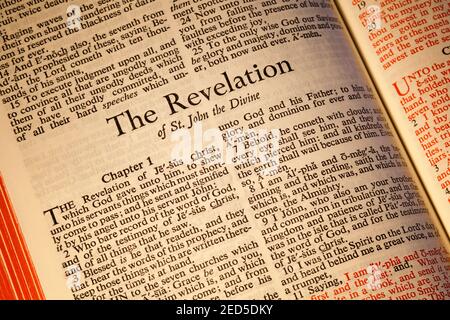 Bibbia Sacra, versione Re Giacomo, aperta al Capitolo 1 delle rivelazioni nel nuovo Testamento. Foto Stock