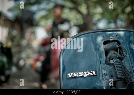 Vespa Vintage abbandonata e rotta nel cortile dell'officina Foto Stock