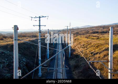 Vista dei treni in Georgia, strada e stazione ferroviaria, linee e orizzonte Foto Stock