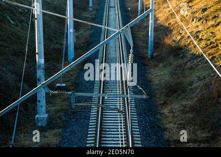 Vista dei treni in Georgia, strada e stazione ferroviaria, linee e orizzonte Foto Stock