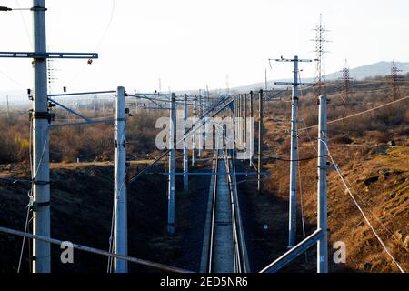 Vista dei treni in Georgia, strada e stazione ferroviaria, linee e orizzonte Foto Stock