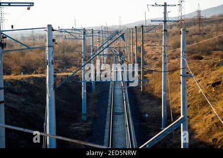 Vista dei treni in Georgia, strada e stazione ferroviaria, linee e orizzonte Foto Stock