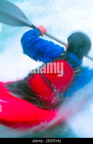 Kayak di stile senza acqua bianca. Foto in primo piano sfocata in movimento Foto Stock