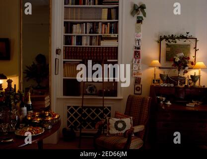 Primo piano di angolo di livingroom a Natale mostrando le schede visualizzate e cibo e bevande Foto Stock