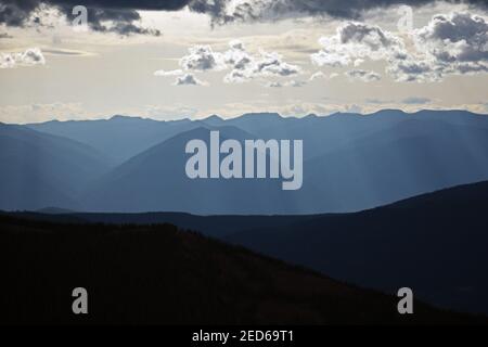 Si affaccia sulla Selkirk Range nell'Idaho settentrionale dalle Purcell Mountains lungo la divisione Idaho Montana. (Foto di Randy Beacham) Foto Stock