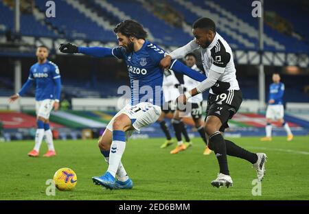 Andre Gomes di Everton (a sinistra) e Ademola Lookman di Fulham combattono per la palla durante la partita della Premier League al Goodison Park di Liverpool. Data immagine: Domenica 14 febbraio 2021. Foto Stock