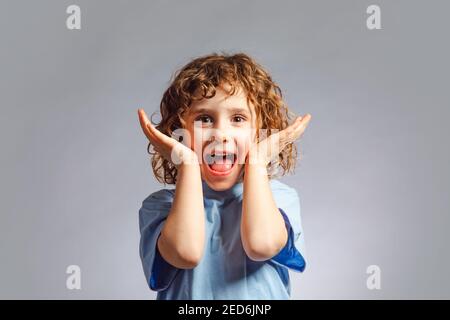 la bella bambina esprime un'emozione di gioia Foto Stock