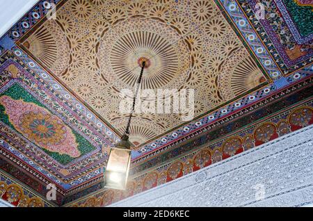 Bel soffitto a mosaico nel palazzo harem Marrakech Foto Stock