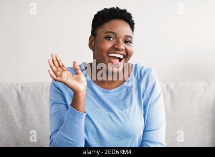 Ritratto di giovane donna nera casual ridendo Foto Stock