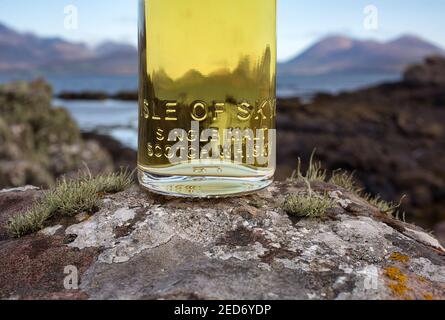 Bottiglia di whisky scozzese in un paesaggio scozzese Foto Stock