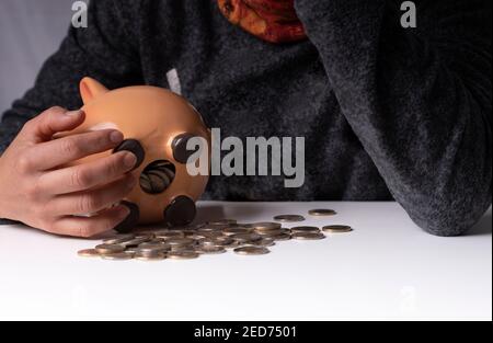 rompere la banca piggy a casa Foto Stock