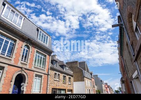 Saint-Brieuc, Francia - 24 agosto 2019: Edifici di appartamenti con negozi e caffè sulla strada a Saint-Brieuc, Bretagna Foto Stock