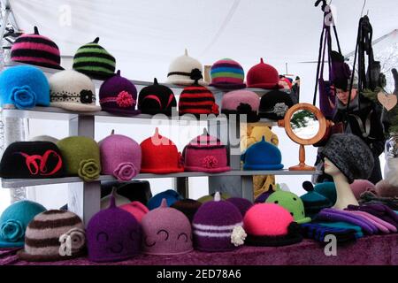 Inverno colorati berretti di lana per la vendita, Marocco Foto stock - Alamy