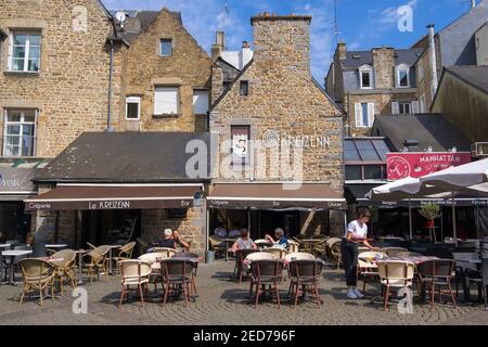 Saint-Brieuc, Francia - 27 agosto 2019: I residenti della città e i turisti rilassarsi in caffè e sulle terrazze in Place du Chai di Saint-Brieuc, Brit Foto Stock