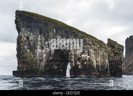 Foto ravvicinata della famosa scogliera di Drangarnir con le isole Tindholmur lo sfondo preso durante l'escursione di mattina presto in primavera a. Costa Faroese Foto Stock